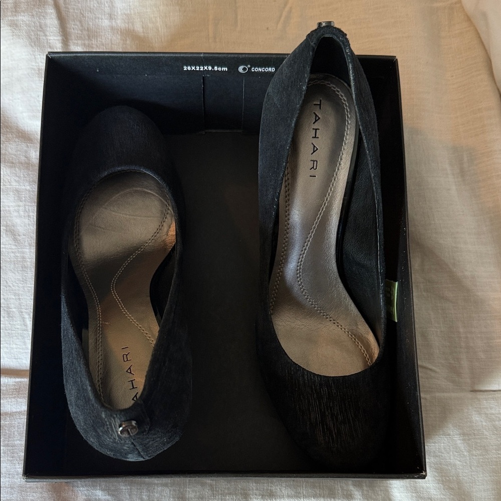 Tahari Women's Elegant Black Loafers
